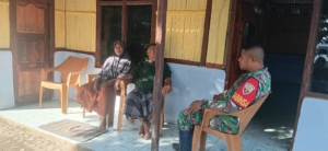 Pererat Hubungan dengan Warga, Babinsa 1602-02/Wolowaru Sambangi Dusun Mbiru