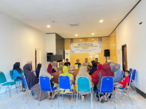 Babinsa Sekongkang Bawah Bantu Penyaluran Bantuan Bersama Pemerintah Desa