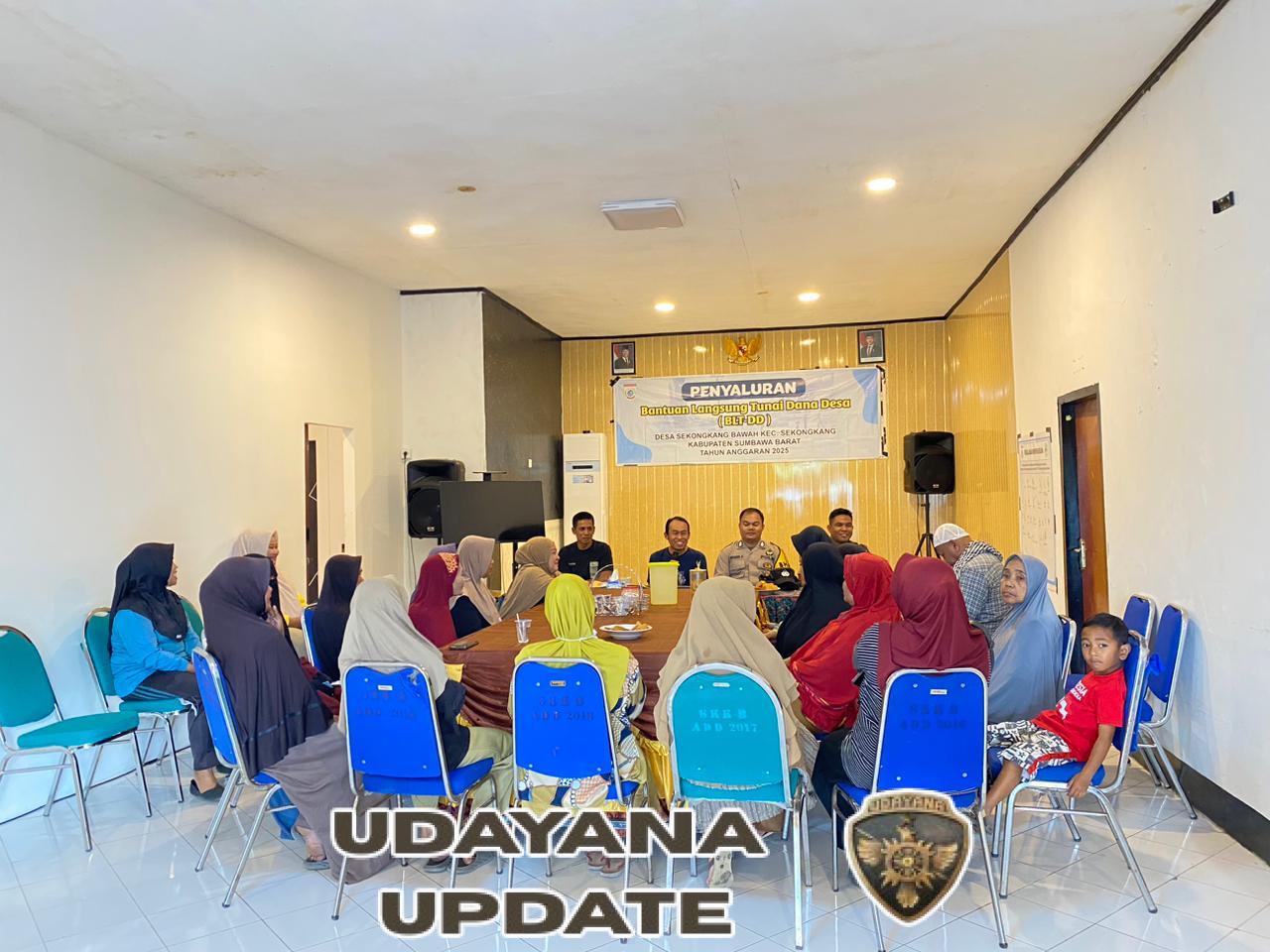 Babinsa Sekongkang Bawah Bantu Penyaluran Bantuan Bersama Pemerintah Desa