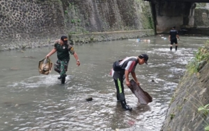 Babinsa Bersama Warga Bersihan Kali dan Penebaran Bibit Ikan di Tukad Tag-tag