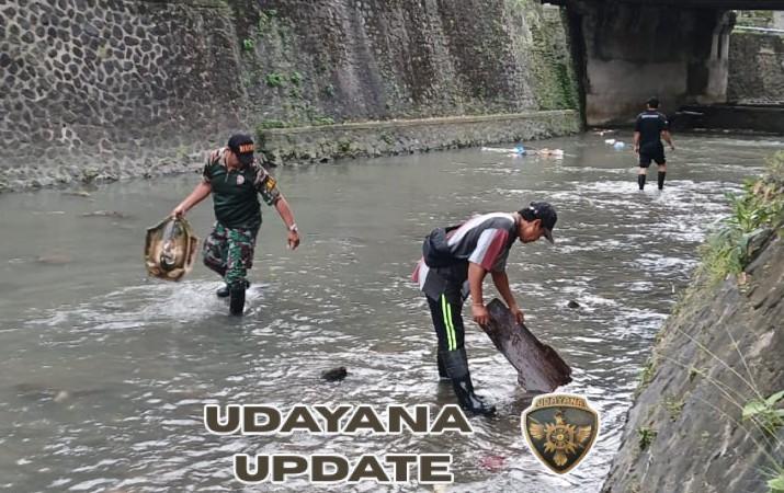 Babinsa Bersama Warga Bersihan Kali dan Penebaran Bibit Ikan di Tukad Tag-tag