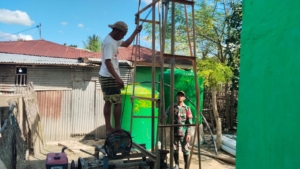 Babinsa Sertu Husni H. Mendampingi Warga dalam Proses Pembuatan Sumur Bor di Wilayah Koramil 01/Loli