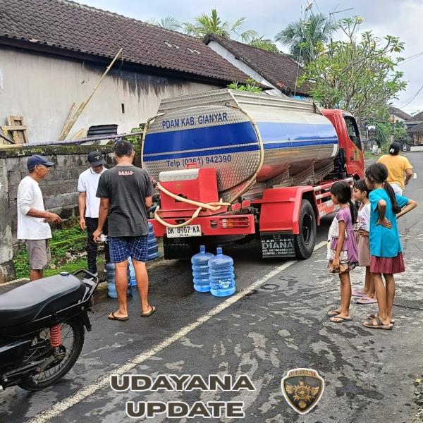 TNI Hadir di Tengah Masyarakat, Babinsa Gianyar Jaga Ketertiban Penyaluran Bantuan Sosial