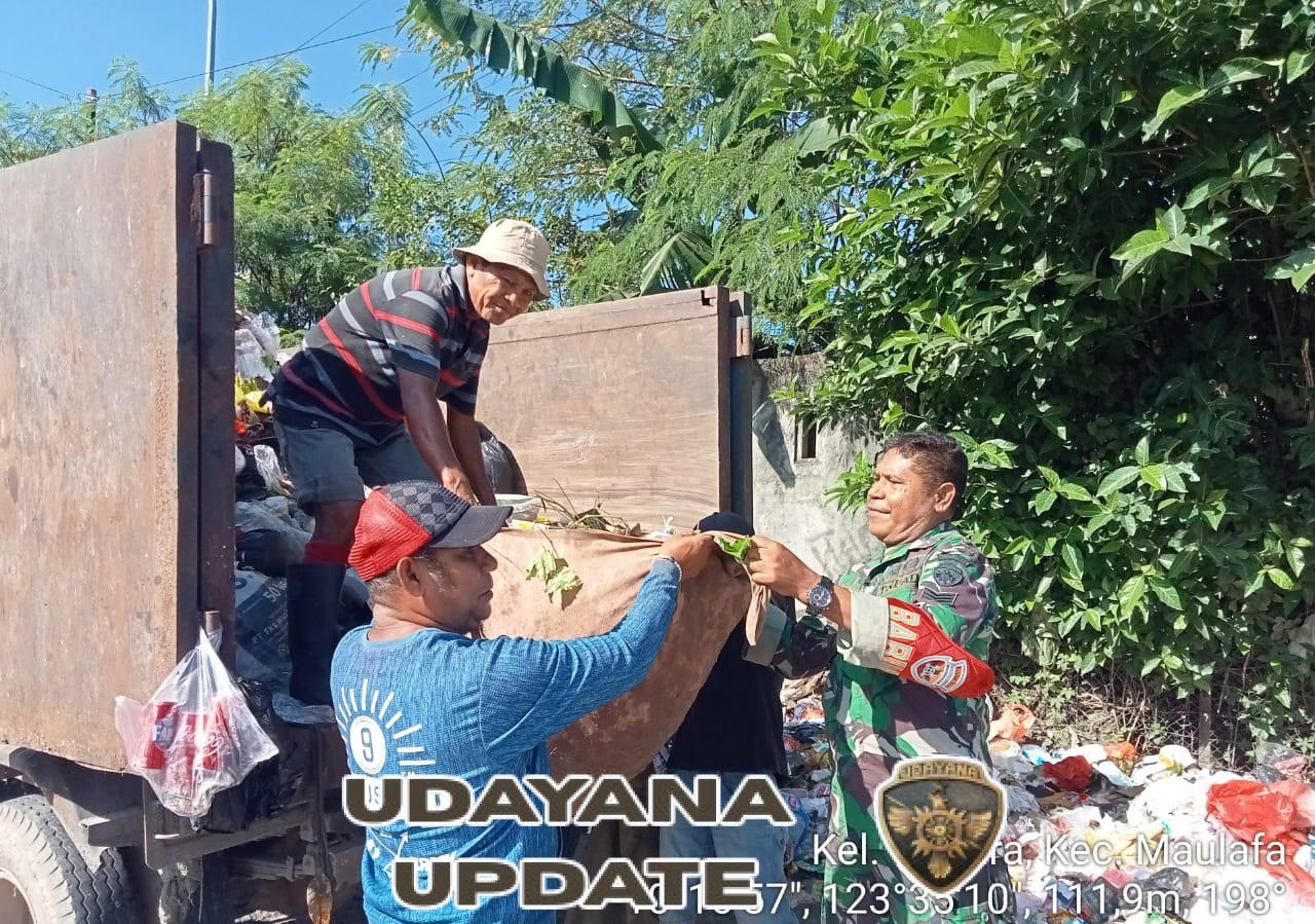 Aksi Babinsa Oepura Angkat Sampah Bantu Warga
