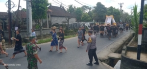 Sinergi Babinsa Koramil 1616-02/Ubud Amankan Tradisi Adat di Desa Lodtunduh