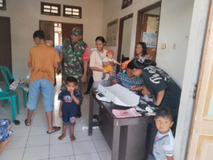 Babinsa Detusoko Aktif Dampingi Kegiatan Posyandu, Perkuat Kemanunggalan TNI-Rakyat