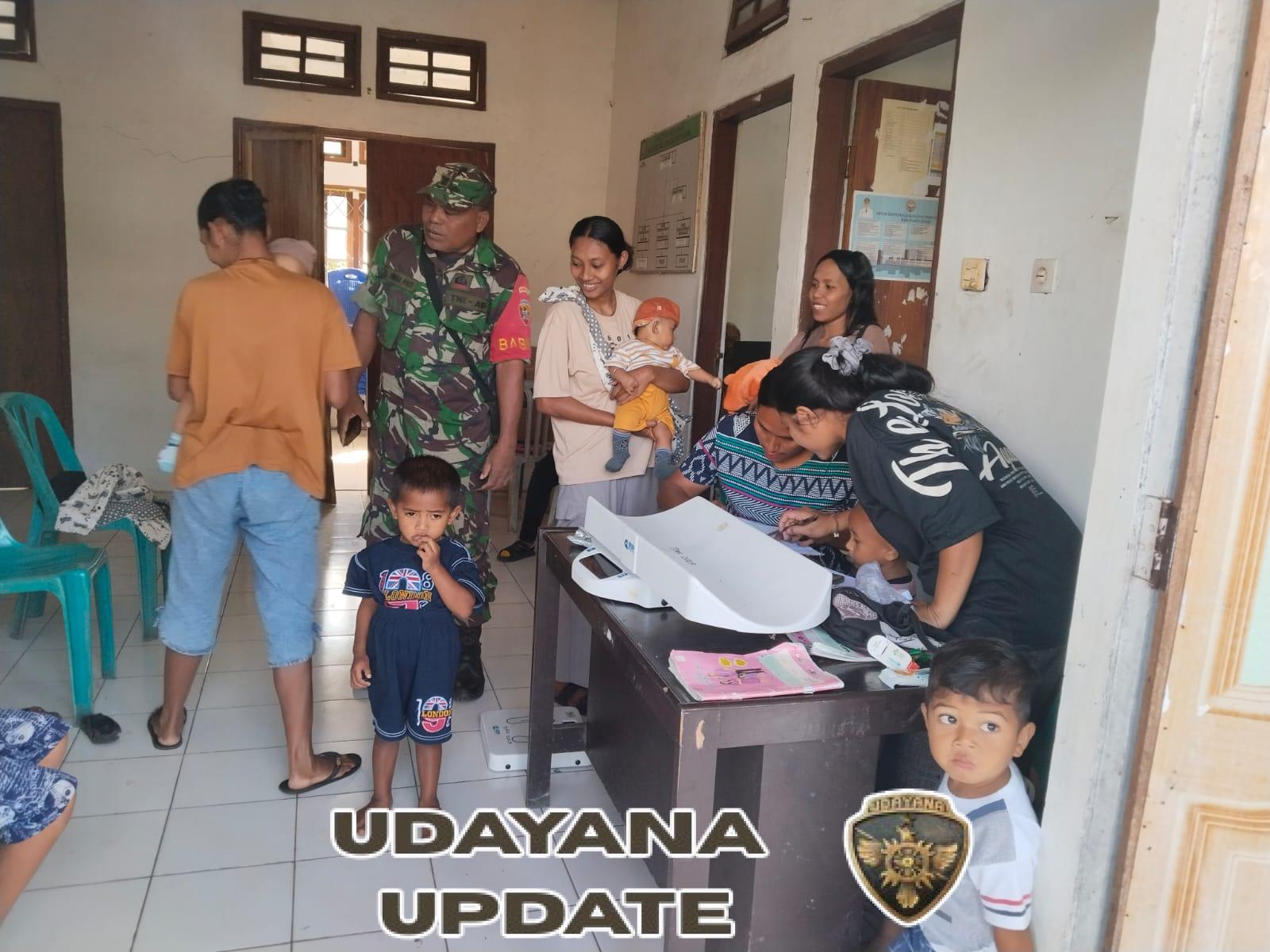 Babinsa Detusoko Aktif Dampingi Kegiatan Posyandu, Perkuat Kemanunggalan TNI-Rakyat