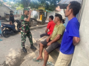 Tingkatkan Kamtibmas, Babinsa Pulau Ende Gelar Pengamanan Wilayah Bersama Warga