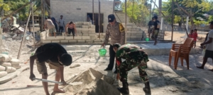 Serda Demsi Taek Ajak Warga Mbiulombo Jaga Keamanan Saat Bekerja Bangun Rumah