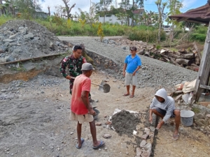 Babinsa Koramil 1618-06/Bian Hadir dan Peduli, Semangat Gotong Royong Makin Terasa di Tengah Warga
