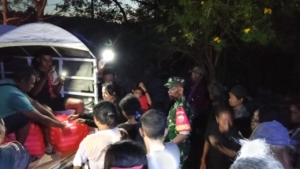 Babinsa Dan Istri Berbagi Rezeki Kepada Pemulung Alak