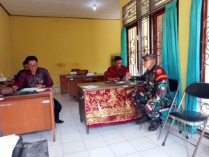 Babinsa Pikat Bersama Kadus Ajak Warga Jaga Kamtibmas dan Siaga Perubahan Cuaca