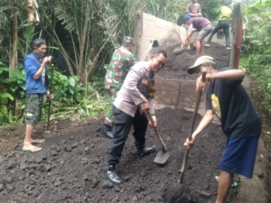 Babinsa Desa Duda Bersama Warga Perbaiki Jalan Usaha Tani untuk Meningkatkan Aksesibilitas