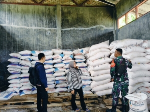 Pengecekan Pupuk Subsidi oleh Babinsa dan PPL di Montong Gamang untuk Menjaga Ketersediaan