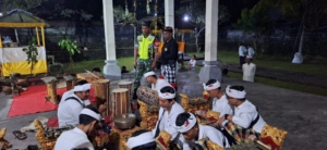 Perkuat Sinergi Tiga Pilar, Babinsa Desa Bukian Amankan Persembahyangan di Banjar Amo