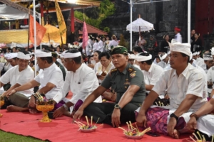 Piodalan XXXII Pura Jagatnatha, Dandim 1609/Buleleng dan Bupati Sutjidra Hadir Penuh Bhakti