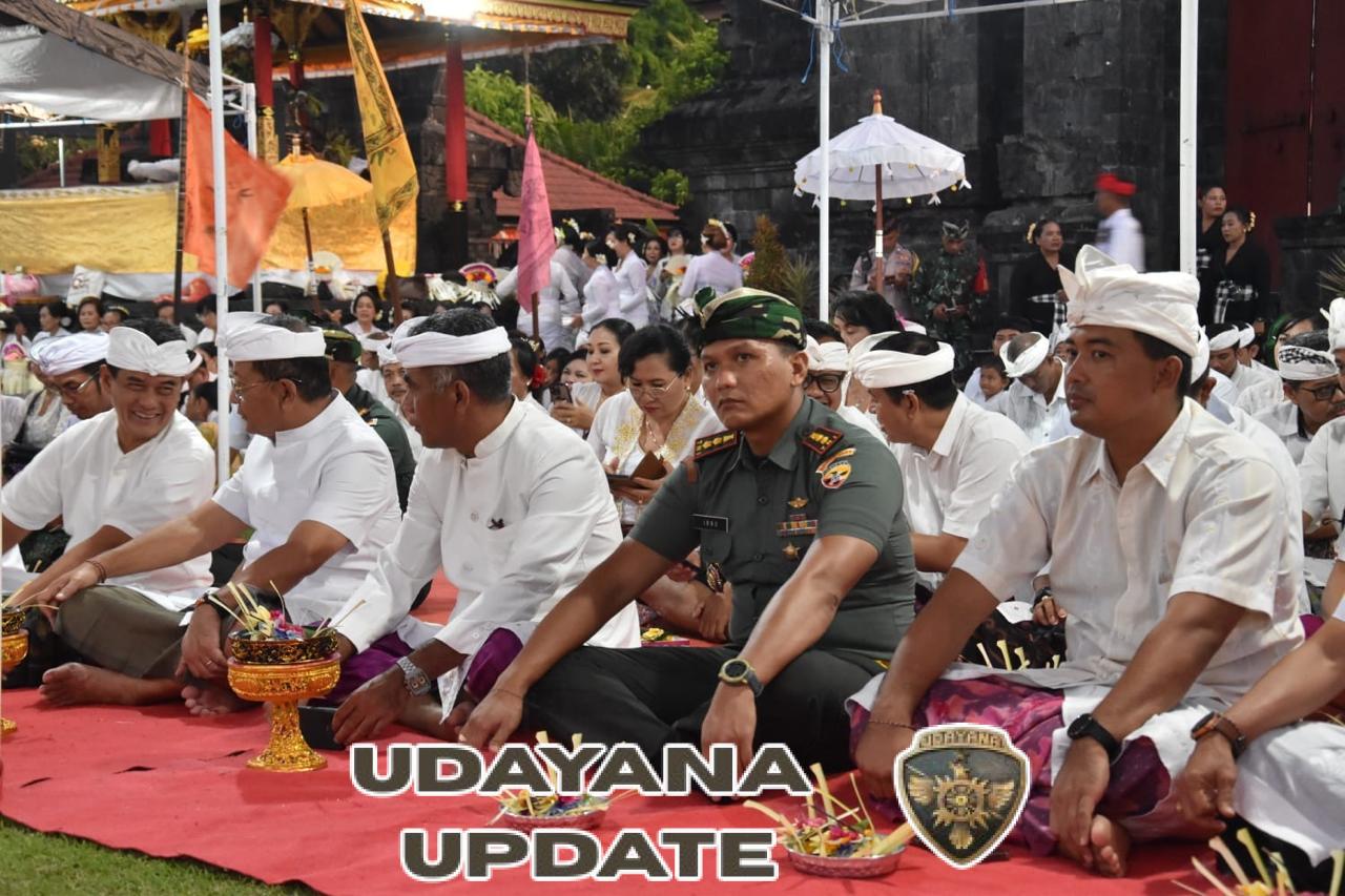 Piodalan XXXII Pura Jagatnatha, Dandim 1609/Buleleng dan Bupati Sutjidra Hadir Penuh Bhakti