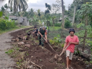 Babinsa Dorong Warga Binaan Jaga Kebersihan Lingkungan dengan Membersihkan Saluran Got