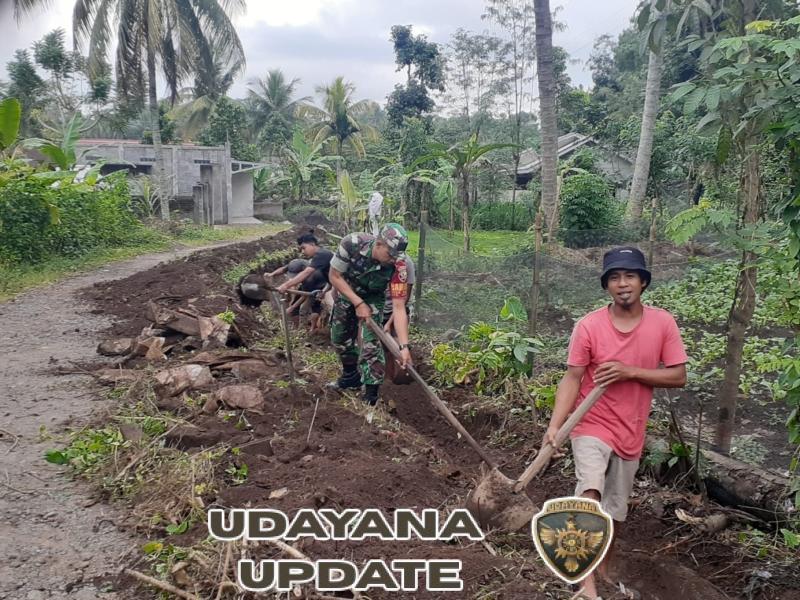 Babinsa Dorong Warga Binaan Jaga Kebersihan Lingkungan dengan Membersihkan Saluran Got