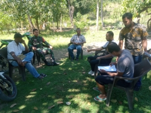 Wujudkan Kamtibmas, Babinsa Dampingi Warga dalam Kegiatan Komsos dan Monitoring Wilayah