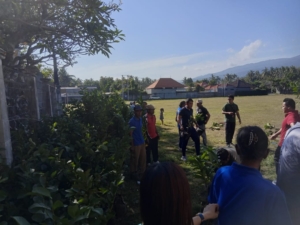 Tingkatkan Ketahanan Pangan, Babinsa Kaliasem Dampingi Pembagian Bibit Jeruk dan Jambu