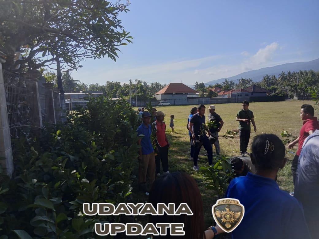 Tingkatkan Ketahanan Pangan, Babinsa Kaliasem Dampingi Pembagian Bibit Jeruk dan Jambu