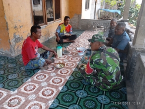 Wujud Kepedulian TNI, Sertu Denis Fernandes Laksanakan Komsos dan Pengamanan Wilayah