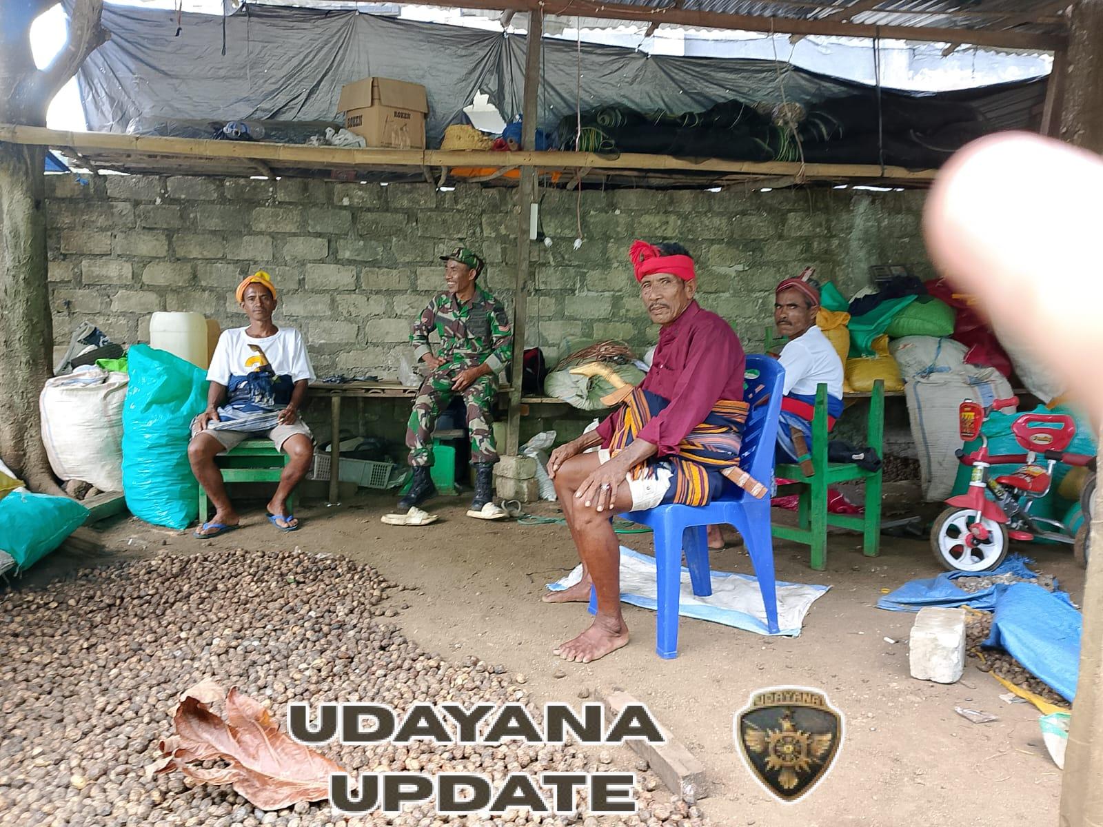 Jaga Hubungan Yang Baik Dengan Warga Binaan Babinsa Koramil 01/Laratam Koptu Romanus Kefi Komsos Dengan Warga Binaan