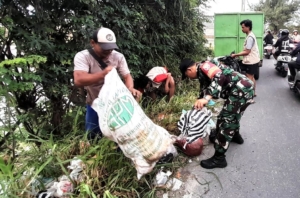 Gotong Royong Bersih-Bersih Babinsa dan Warga Berupaya Ciptakan Lingkungan yang Bersih dan Sehat