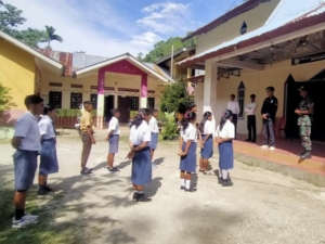 Babinsa Koramil Loli Dampingi Siswa SMK Kalembu Kuni dalam Latihan PBB