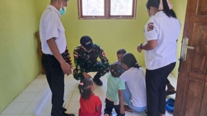 Peduli Gizi, Satgas Yonif 741/GN Pos Mahen Bersama Posyandu Baudaok Bagikan Bubur Kacang Hijau