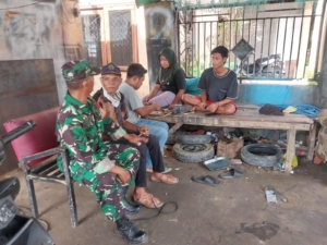 Bangun Komunikasi dan Jaga Kamtibmas, Babinsa Woha Gelar Komsos Serentak