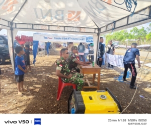 Babinsa Rote Barat Laut Hadir Aktif di Tengah Riuhnya Drag Bike 2025