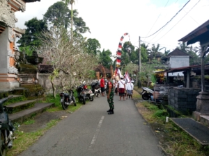Serma I Wayan Yasa Bersama Unsur Adat Amankan Rangkaian Piodalan di Desa Kelusa