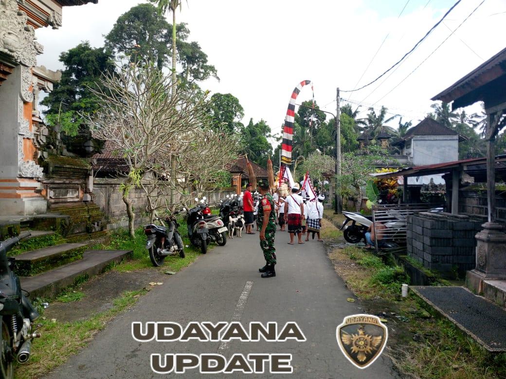 Serma I Wayan Yasa Bersama Unsur Adat Amankan Rangkaian Piodalan di Desa Kelusa