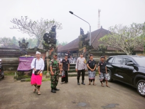 Sertu Wayan Suardika Tunjukkan Sinergitas Babinsa di Tengah Upacara Adat di Desa Bakbakan
