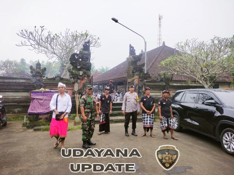 Sertu Wayan Suardika Tunjukkan Sinergitas Babinsa di Tengah Upacara Adat di Desa Bakbakan