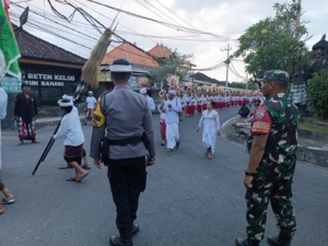 Serka Wayan Suama Babinsa Desa Lebih Amankan Rangkaian Puja Wali di Pura Dalem Lebih