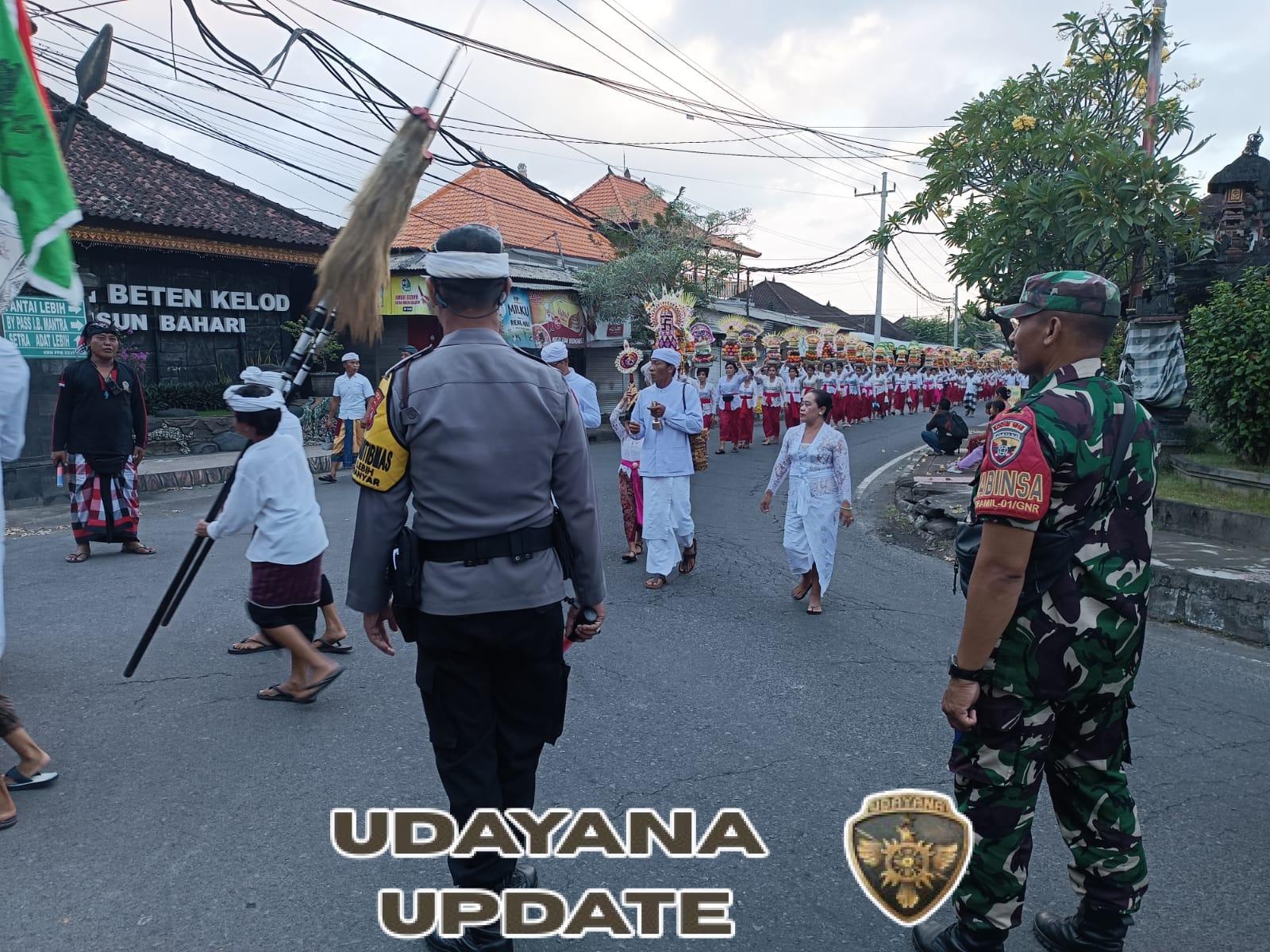 Serka Wayan Suama Babinsa Desa Lebih Amankan Rangkaian Puja Wali di Pura Dalem Lebih