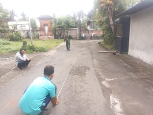 Babinsa Dan Bhabinkamtibmas Negari Bantu Pemdes Ukur Jalan
