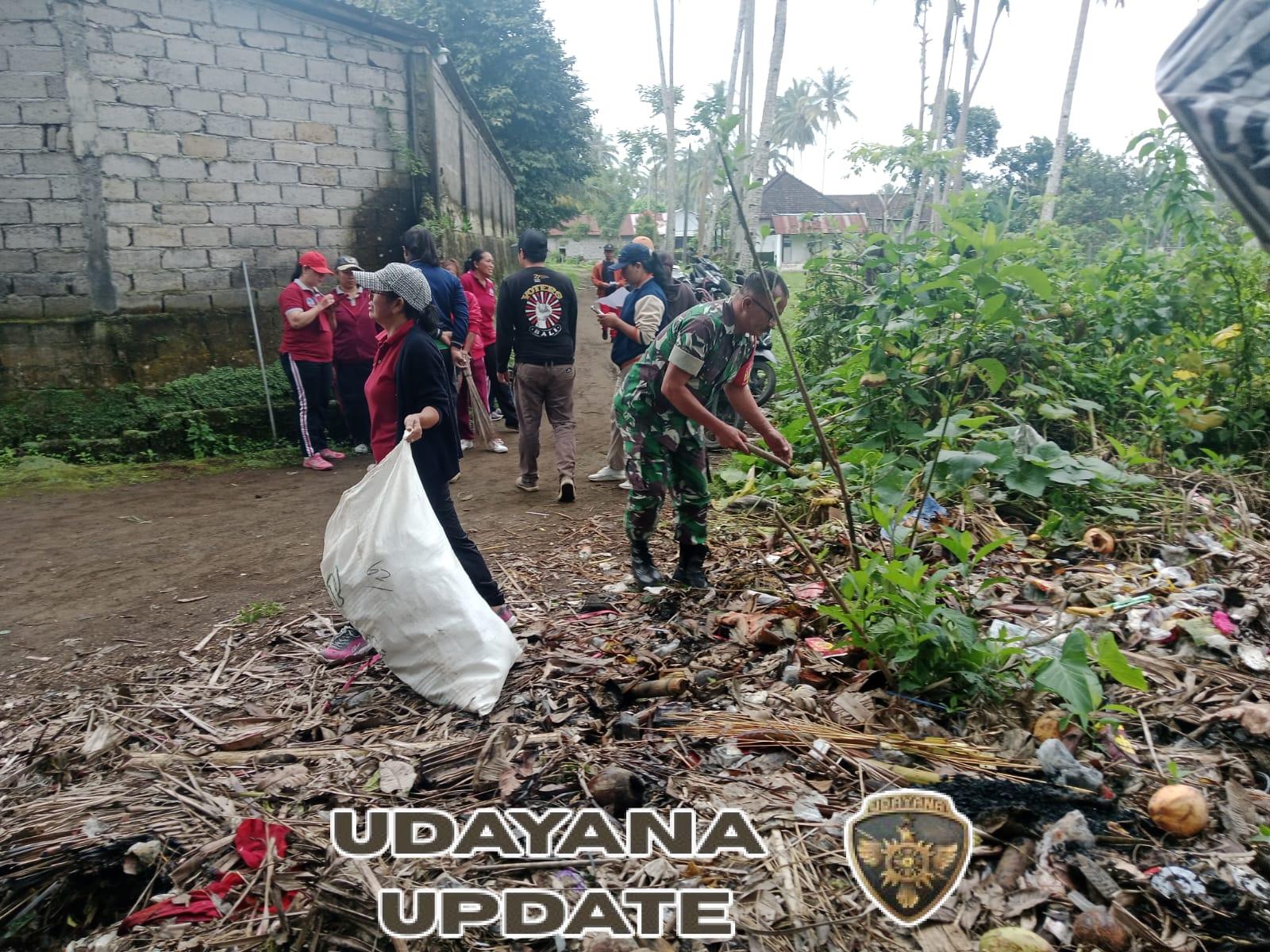 Peduli Lingkungan Bersih, Babinsa Peninjoan Laksanakan Pembersihan Pasar