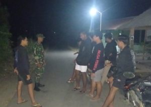 Ronda Malam Babinsa Dorokobo: Membangun Kesadaran Remaja tentang Bahaya Geng Motor dan Penyalahgunaan Narkoba