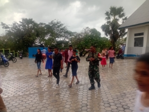 Perkuat Keamanan Wilayah, Babinsa Koramil 1627-03 Batutua Pantau Ibadah di Desa Sakubatun