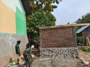 Tingkatkan Akses Air, Babinsa Alor Bantu Warga Bangun Bak Sumur Bor