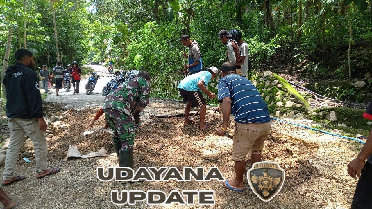 Gotong Royong Perbaikan Jalan di Desa Kuatae, Membangun Sinergitas TNI dan Masyarakat
