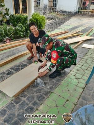 Babinsa Batutua Komsos dan Bantu Warga Bangun Rumah di Desa Temas