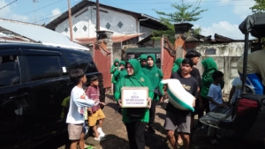 Ketua Persit KCK Serahkan Sembako untuk Korban Banjir di Cakranegara