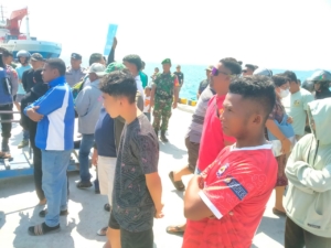 Babinsa Koramil Baa Amankan Kedatangan dan Keberangkatan Kapal Bahari Express di Pelabuhan Baa