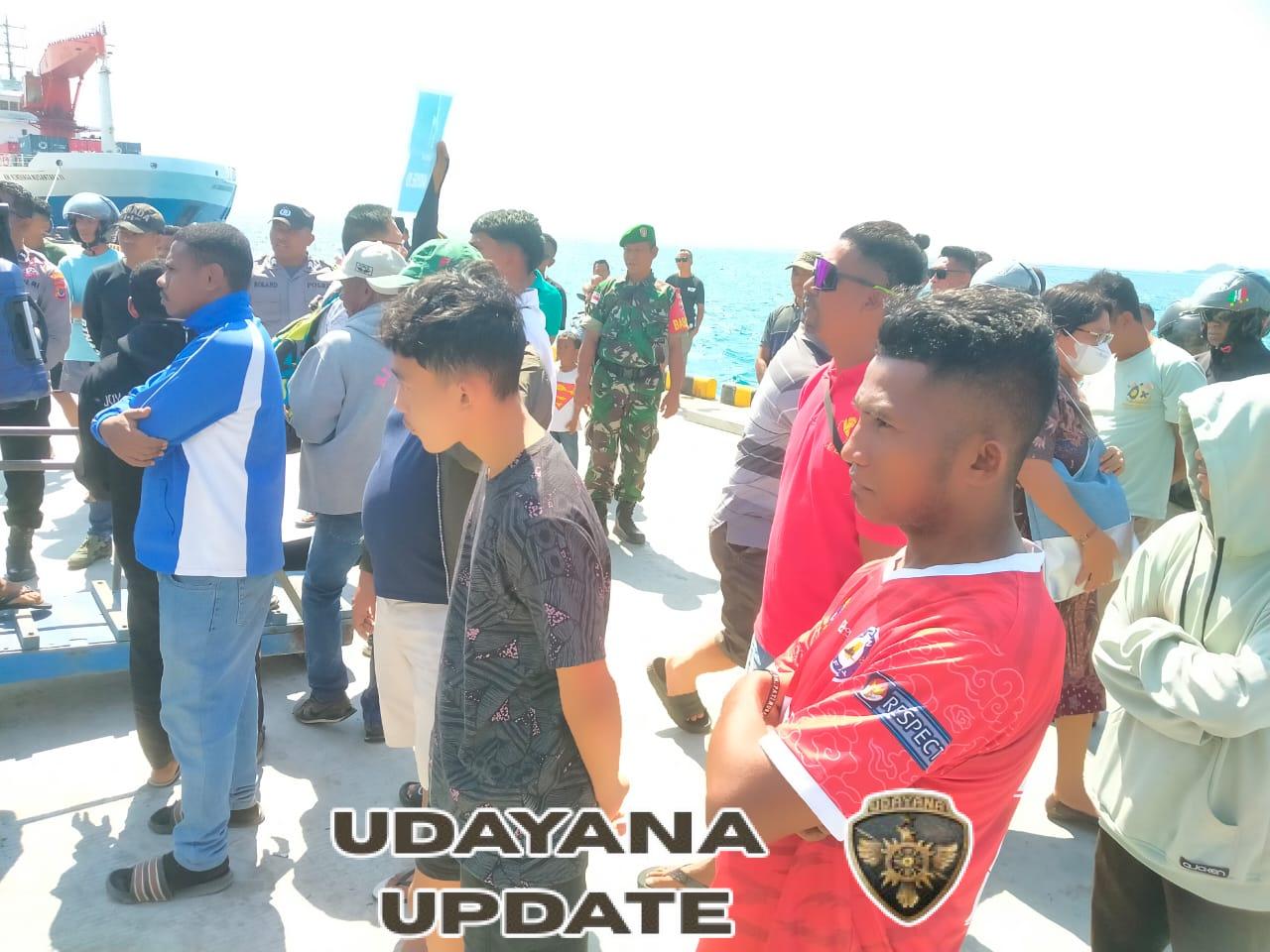 Babinsa Koramil Baa Amankan Kedatangan dan Keberangkatan Kapal Bahari Express di Pelabuhan Baa