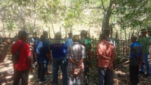 Sinergi TNI dan Pemda, Danramil Omesuri Dampingi Survei Lahan Kandang Kambing